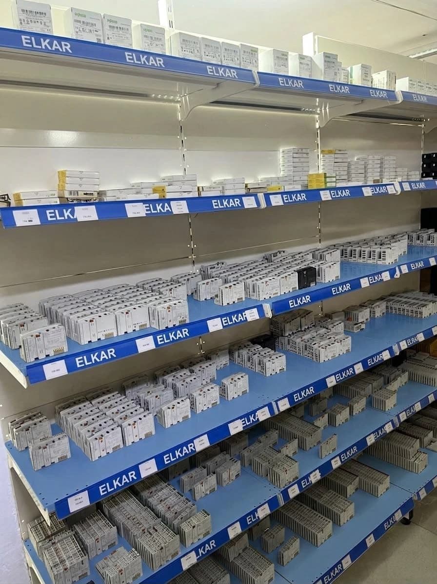 ELKAR deposu — PLC ve IO modülleri, röle rafları