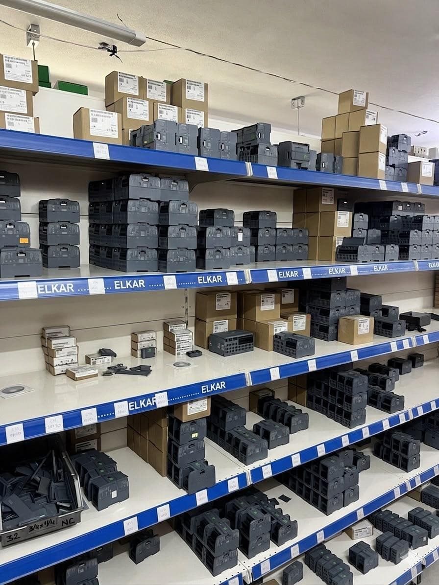 ELKAR deposu — PLC modülleri ve kutulu yedek stok