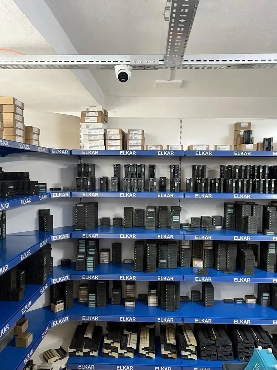 ELKAR deposu — PLC modül rafları
