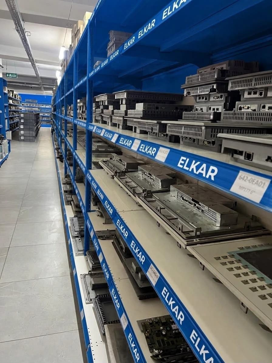 ELKAR deposu — HMI ve operatör paneli koridoru